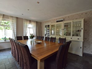 Dining - Group Accommodation with Family Kitchen, Hot Tub, Fishing Lake, Playground, Wifi (Genemuiden)