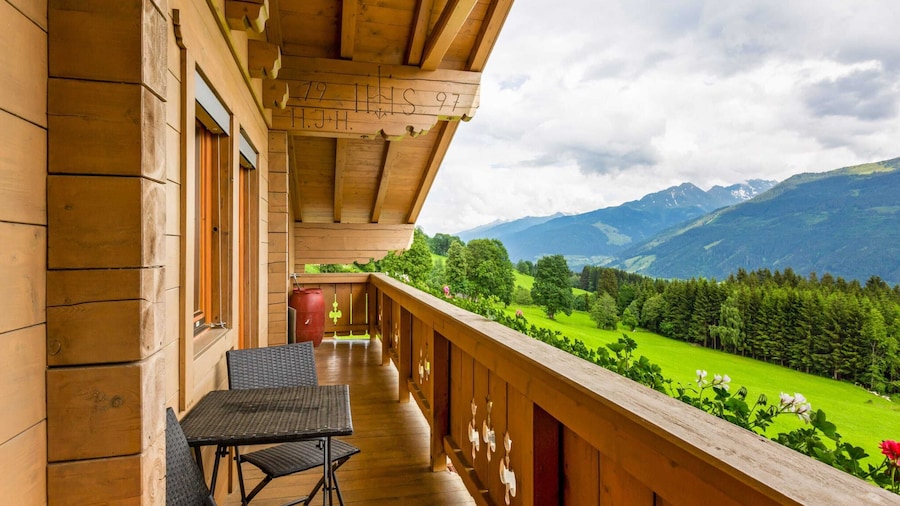 Sunlit Apartment near Ski Area in Hollersbach im Pinzgau