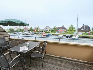 House | Balcony - Cosy Holiday Home in Friesland by the Lake (Stavoren)