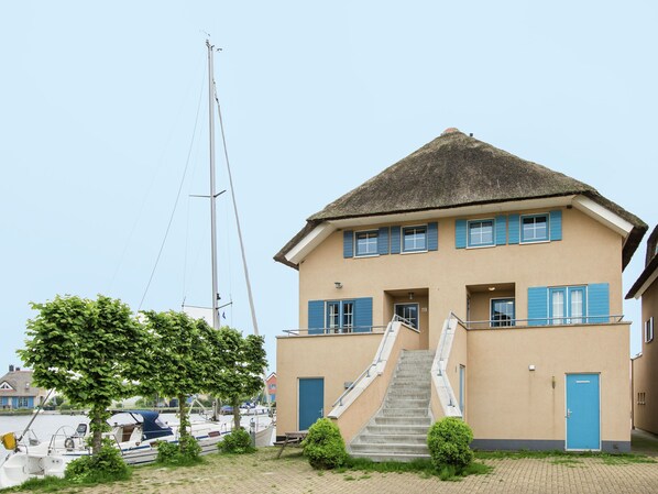 House | Exterior - Cosy Holiday Home in Friesland by the Lake (Stavoren)