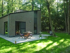 Exterior - Modern Holiday Home in Forested Area With Spacious Garden, Terrace and Wifi (Ypres)