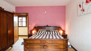 House | 4 bedrooms, iron/ironing board, individually furnished, bed sheets