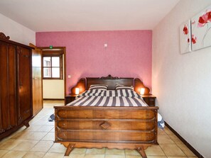 4 bedrooms, individually furnished, iron/ironing board, bed sheets - Villa With Large Fenced Garden Near Bruges and the Forest (Bruges)