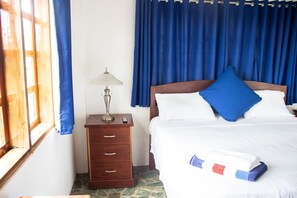 Habitación familiar, vista al jardín | Regadera en el baño