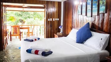 Ropa de cama de alta calidad y caja de seguridad en la habitación