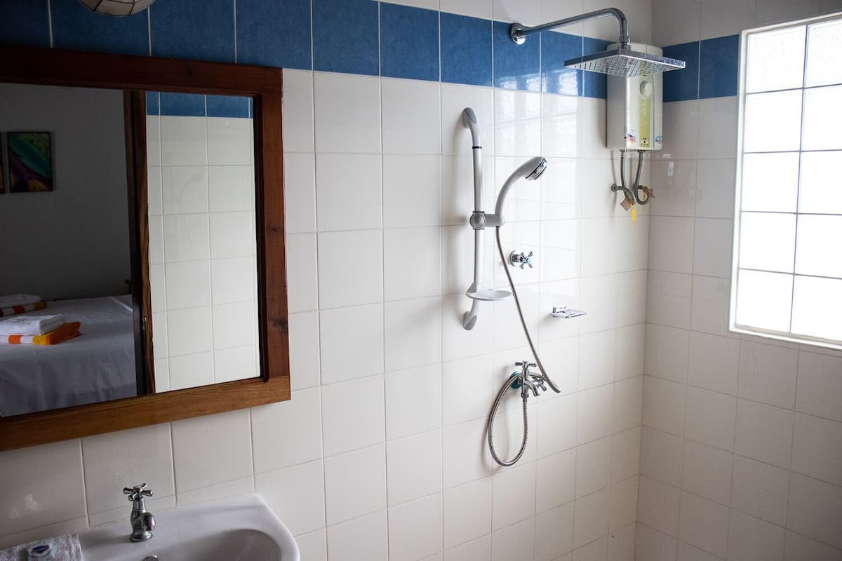 Doccia, asciugamani, shampoo, carta igienica