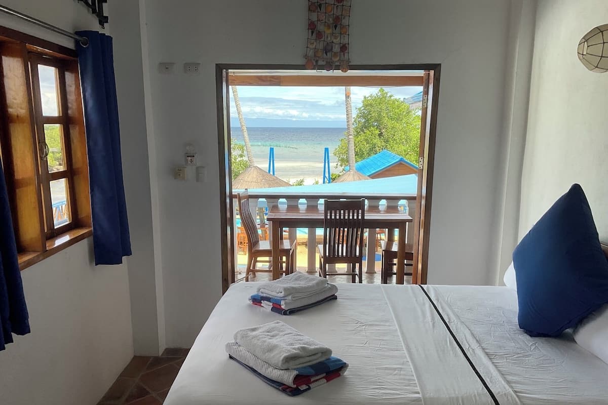 Klassieke tweepersoonskamer, 1 queensize bed, uitzicht op zwembad | Lakens van Egyptisch katoen, luxe beddengoed, een kluis op de kamer