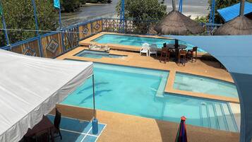 Classic-Doppelzimmer, 1 Queen-Bett, Poolblick | Hochwertige Bettwaren, Zimmersafe, Verdunkelungsvorhänge