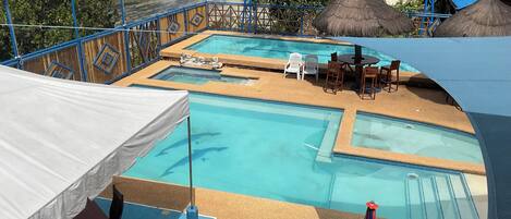 Kamar Double Klasik, 1 Tempat Tidur Queen, pemandangan kolam renang | Seprai premium, brankas, tirai kedap cahaya, dan setrika/meja setrika