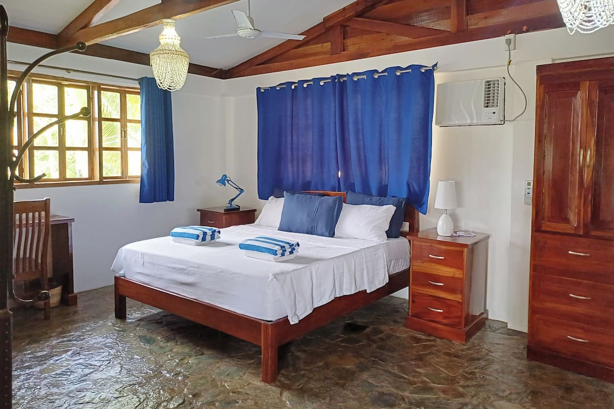 Executive suite | Lakens van Egyptisch katoen, luxe beddengoed, een kluis op de kamer