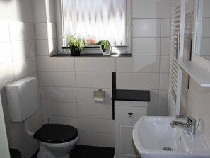 House | Bathroom | Shower, towels - Cozy Farmhouse in Herrischried near Meadows (Herrischried)