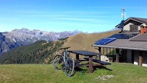 Outdoor dining - Quiet Location in a Little Town in the Mountains, 30km From the Lake (Ossimo)