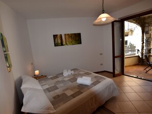 1 Schlafzimmer, Babybetten, individuell eingerichtet