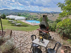 Outdoor dining - Apartment in Piticchio With Pool and BBQ (Arcevia)