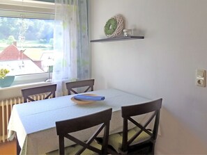 Dining - Cheerful Apartment in Bad Pyrmont near Forest (Bad Pyrmont)