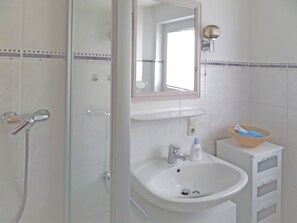 Apartment | Bathroom - Cheerful Apartment in Bad Pyrmont near Forest (Bad Pyrmont)