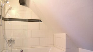 Apartment | Badezimmer | Duschwanne