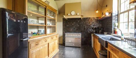 Rumah | Dapur pribadi | Lemari es dan kursi makan untuk bayi