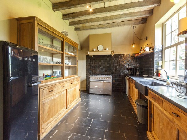 House | Dapur peribadi | Peti sejuk, kerusi tinggi