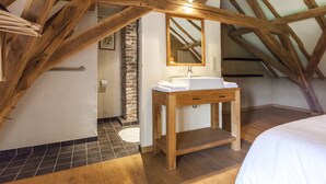 A bedroom with a wooden ceiling, a white sink, and a mirror. - Beernem Farmhouse With Pool (Beernem)