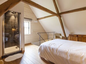 House | 9 bedrooms, individually furnished, bed sheets