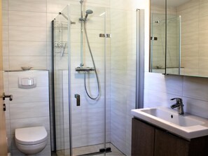 Apartment | Bathroom - Simplistic Apartment in Kussow With Garden, Terrace and Cot (Damshagen)