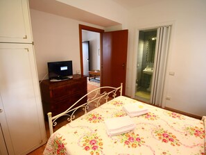 House | 1 bedroom, individually furnished, bed sheets