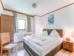 House | 3 bedrooms, travel cot, bed sheets - Holiday Home With Balcony (Bruck an der Grossglocknerstrasse)