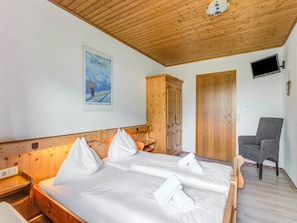 House | 3 bedrooms, travel cot, bed sheets