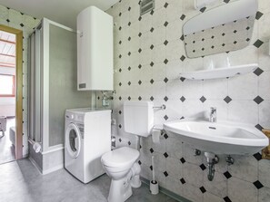 House | Bathroom - Holiday Home With Balcony (Bruck an der Grossglocknerstrasse)