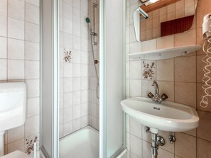 House | Bathroom - Holiday Home With Balcony (Bruck an der Grossglocknerstrasse)