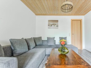 House | Living room - Holiday Home With Balcony (Bruck an der Grossglocknerstrasse)