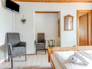 3 bedrooms, travel cot, bed sheets - Holiday Home With Balcony (Bruck an der Grossglocknerstrasse)