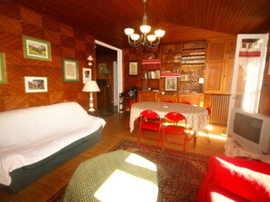 Fireplace - Sunlit Holiday Home With Fireplace in Saint-léonard (Saint-Leonard)