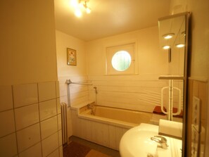 House | Bathroom | Combined shower/tub - Sunlit Holiday Home With Fireplace in Saint-léonard (Saint-Leonard)