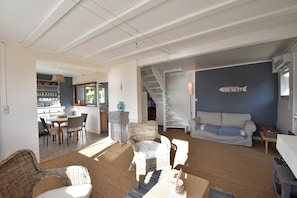 House | Living room - Sea View Stay in Fermanville (Fermanville)