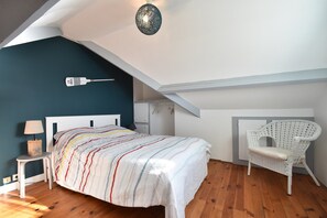 2 habitaciones, muebles diferentes y tabla de planchar con plancha 