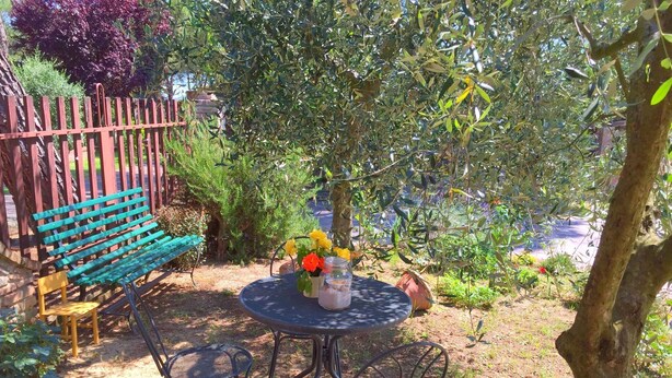 Cottage | Property grounds - In a Beautiful Property With Pool and Views of the Hills of the Val di Chiana (Foiano della Chiana)