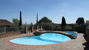 Pool - In a Beautiful Property With Pool and Views of the Hills of the Val di Chiana (Foiano della Chiana)