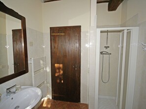 Ferienhaus | Badezimmer | Dusche, Handtücher