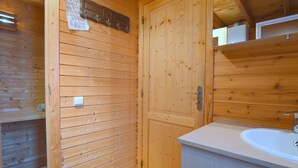 Shower - Chalet With Sauna, Fenced Garden and Beautiful Views near Dinant (Hastiere)