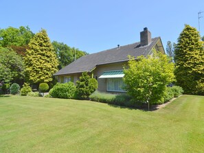 Exterior - Cozy Holiday Home With Private Garden in Valkenswaard (Valkenswaard)