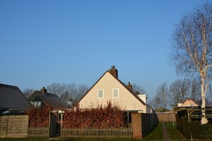 House | Exterior - Cozy Holiday Home in Noordwijkerhout near Lake (Noordwijkerhout)