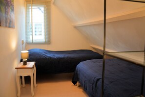 House | 3 bedrooms, individually furnished, iron/ironing board, bed sheets - Cozy Holiday Home in Noordwijkerhout near Lake (Noordwijkerhout)