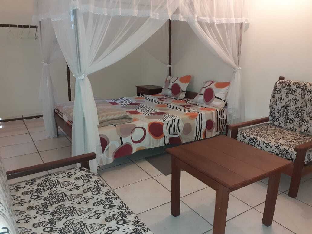 Caja de seguridad en la habitación y tabla de planchar con plancha 