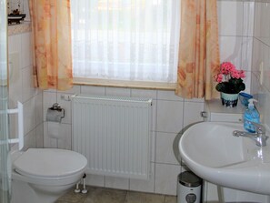House | Bathroom - Spacious Holiday Home in Kröpelin With Trampoline (Kroepelin)
