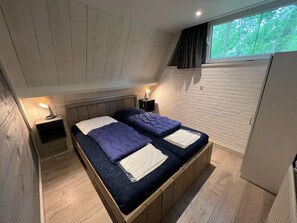 3 عدّة غرف نوم وطراز فريد لكل وحدة وملاءات أسرّة