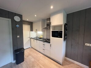 House | Private kitchen | Microwave - Family Bungalow by the Fen (Stramproy)