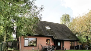 Exterior - Holiday Home in the Midst of Expansive Meadows in Overijssel (Kamperveen)