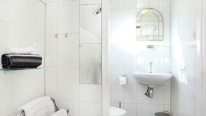 Bathroom - Holiday Home in the Midst of Expansive Meadows in Overijssel (Kamperveen)